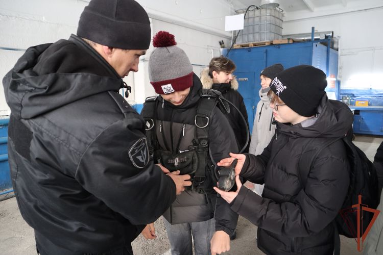 Сотрудники ОМОН провели дни открытых дверей для подшефных классов Росгвардии в Сибири