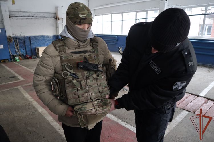 Сотрудники ОМОН провели дни открытых дверей для подшефных классов Росгвардии в Сибири