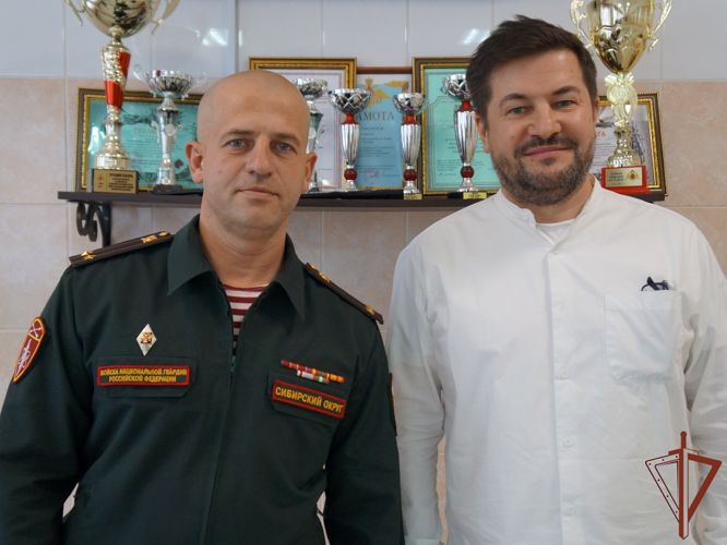  Известный культуролог и художник передал на хранение в музей Росгвардии творческие работы