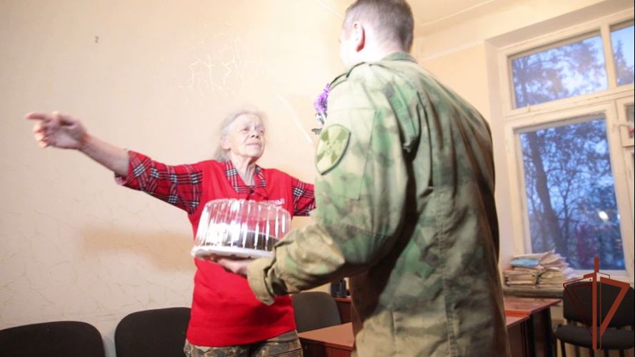 Росгвардия показала видеокадры поздравления 71-летней женщины-добровольца в ЛНР (ВИДЕО)