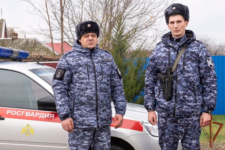 Загоревшиеся у частного дома автомобили в Краснодарском крае потушил наряд Росгвардии (видео)