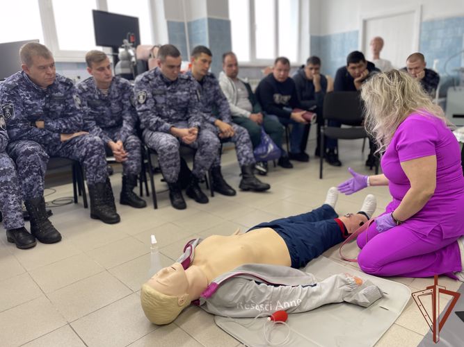 Лучшие врачи Иркутской области проводят для росгвардейцев занятия по оказанию первой помощи