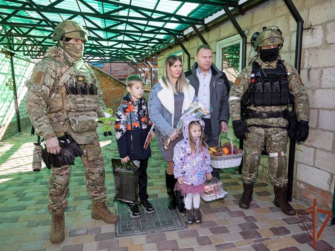 Росгвардейцы поблагодарили юную жительницу Белгорода за письма в поддержку участников специальной военной операции (ВИДЕО)