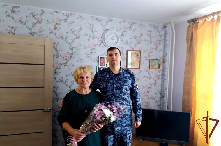 Росгвардейцы Северо-Западного в честь Дня матери навестили вдов и матерей, погибших сослуживцев