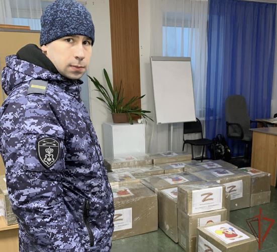Новогодние посылки для участников спецоперации помогли собрать росгвардейцы из Иркутской области