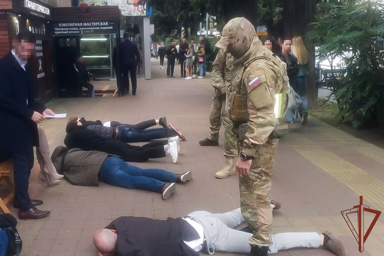 При участии ОМОН Росгвардии задержаны трое мужчин, занимавшихся нелегальным обменом валюты в Сочи