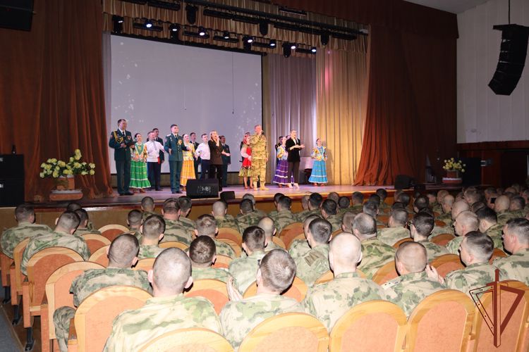 Ансамбль песни и пляски Уральского округа выступил перед мобилизованными уральцами (видео)