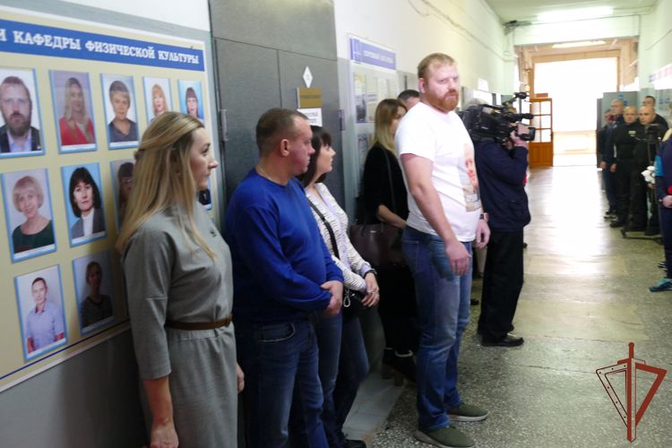 Мемориальную доску в честь погибшего росгвардейца установили в Омском медицинском университете