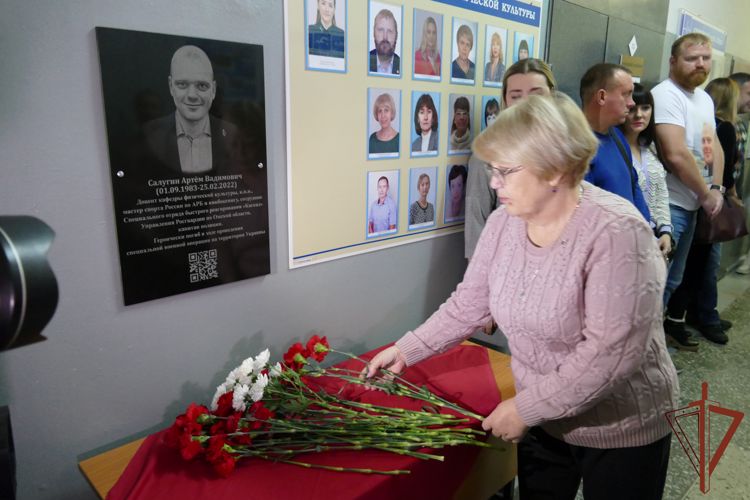 Мемориальную доску в честь погибшего росгвардейца установили в Омском медицинском университете