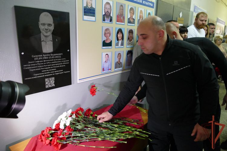 Мемориальную доску в честь погибшего росгвардейца установили в Омском медицинском университете