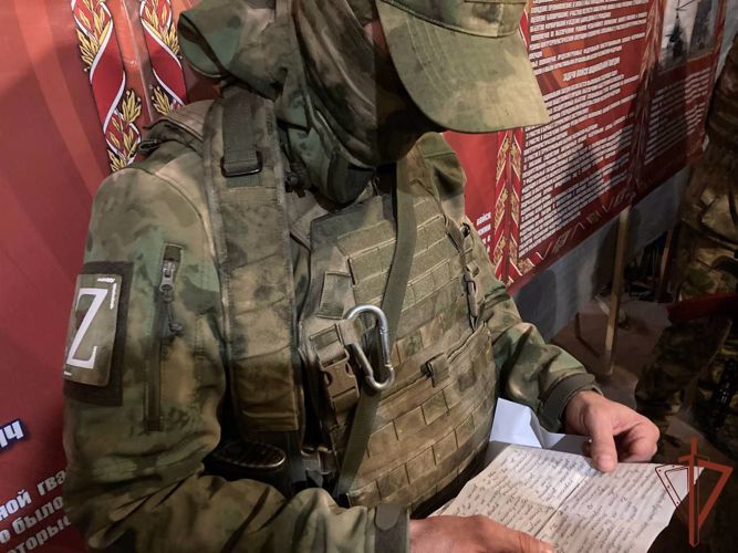 Росгвардейцы, участвующие в специальной военной операции, получили письма поддержки от школьников и учителей.
