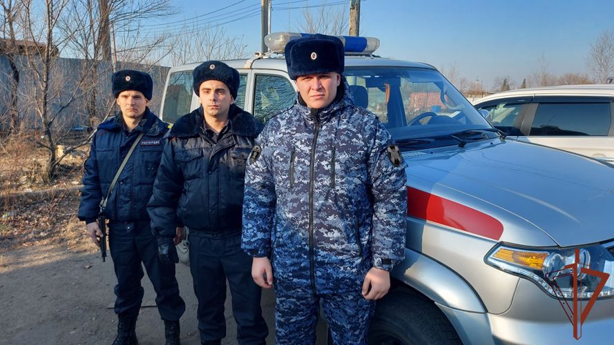  Росгвардейцы оказали помощь почувствовавшему недомогание водителю в Биробиджане