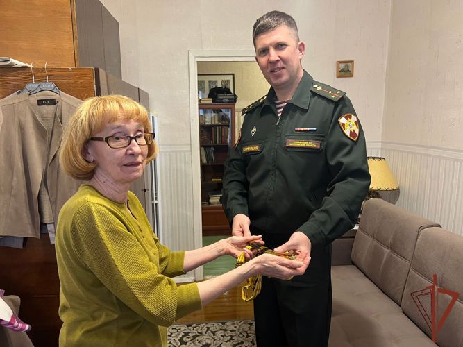 Представители Центрального округа Росгвардии посетили родственников ветерана Великой Отечественной войны и Героя России