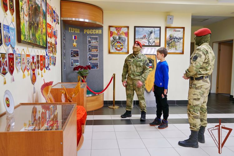 Росгвардейцы поблагодарили архангельского школьника за помощь участникам СВО