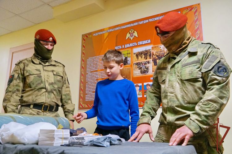 Росгвардейцы поблагодарили архангельского школьника за помощь участникам СВО
