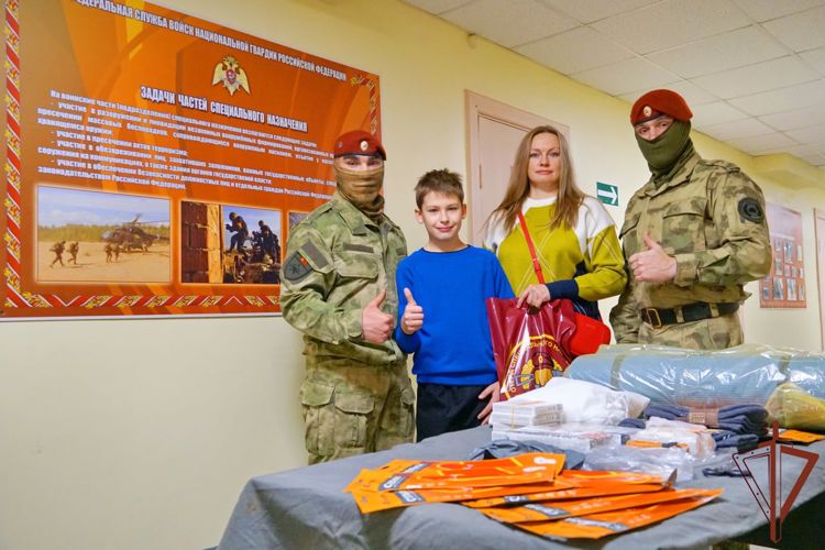 Росгвардейцы поблагодарили архангельского школьника за помощь участникам СВО