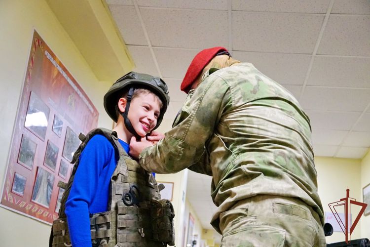 Росгвардейцы поблагодарили архангельского школьника за помощь участникам СВО