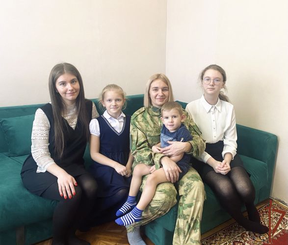 Многодетная мама, прапорщик Елена Морозова стала героиней телесюжета ГТРК «Магадан»