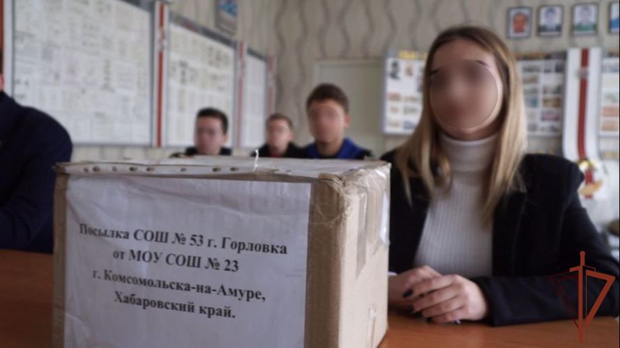 Росгвардейцы привезли ученикам ДНР посылку от дальневосточных школьников (ВИДЕО)