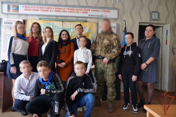 Росгвардейцы привезли ученикам ДНР посылку от дальневосточных школьников (ВИДЕО)