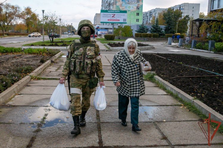 Военнослужащие Росгвардии раздали гуманитарную помощь местному населению в Запорожской области (фото, видео)
