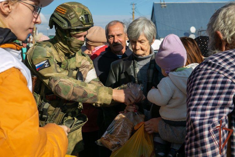 Военнослужащие Росгвардии раздали гуманитарную помощь местному населению в Запорожской области (фото, видео)