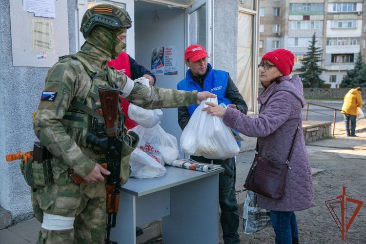 Военнослужащие Росгвардии раздали гуманитарную помощь местному населению в Запорожской области (фото, видео)