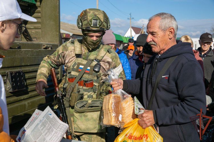 Военнослужащие Росгвардии раздали гуманитарную помощь местному населению в Запорожской области (фото, видео)