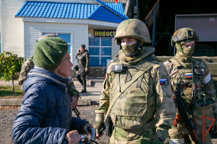 Военнослужащие Росгвардии раздали гуманитарную помощь местному населению в Запорожской области (фото, видео)