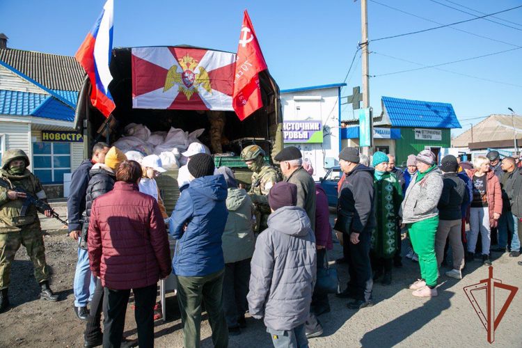 Военнослужащие Росгвардии раздали гуманитарную помощь местному населению в Запорожской области (фото, видео)