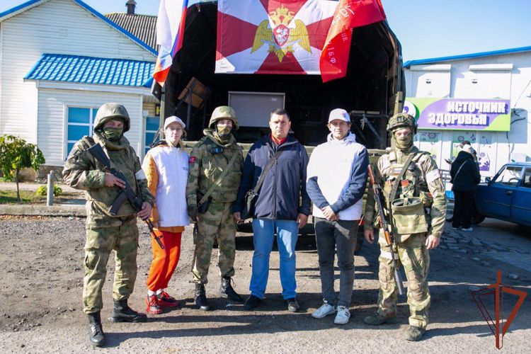 Военнослужащие Росгвардии раздали гуманитарную помощь местному населению в Запорожской области (фото, видео)