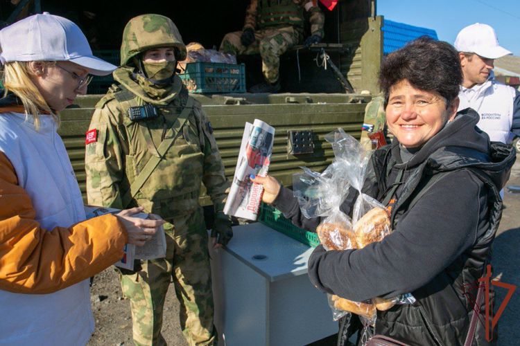 Военнослужащие Росгвардии раздали гуманитарную помощь местному населению в Запорожской области (фото, видео)