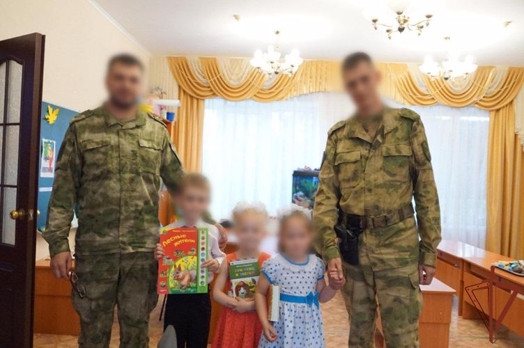 В ДНР росгвардейцы передали гуманитарную помощь воспитанникам детского дома (видео)