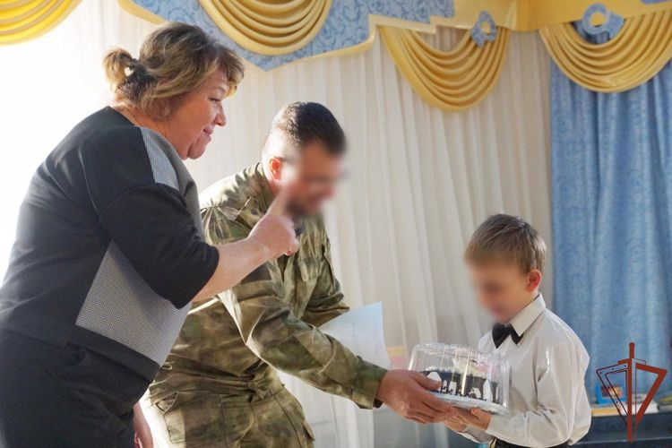 В ДНР росгвардейцы передали гуманитарную помощь воспитанникам детского дома (видео)