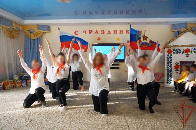 В ДНР росгвардейцы передали гуманитарную помощь воспитанникам детского дома (видео)