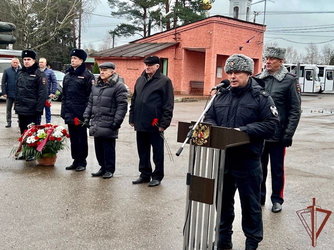 Память сотрудников и военнослужащих, погибших при исполнении служебного долга, почтили в Центральном округе Росгвардии  