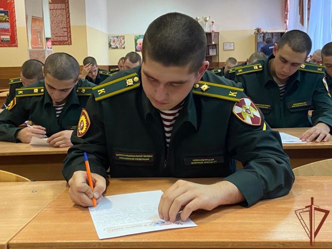 Курсанты Новосибирского военного института Росгвардии написали поздравительные письма своим мамам