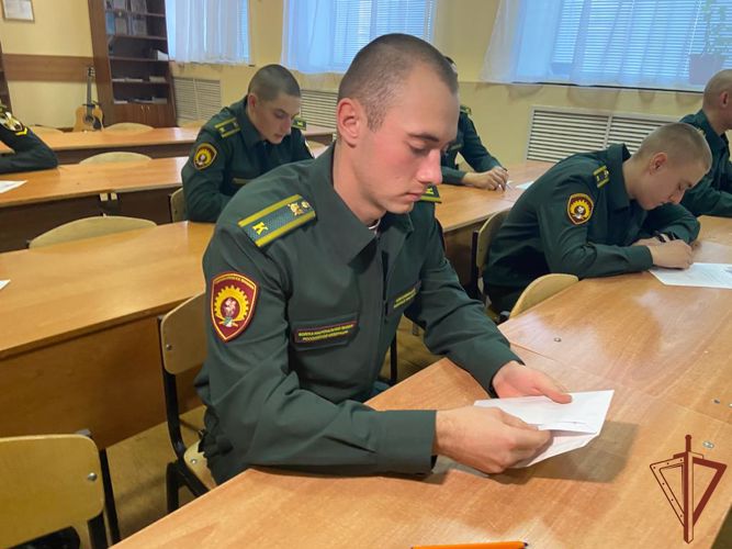 Курсанты Новосибирского военного института Росгвардии написали поздравительные письма своим мамам