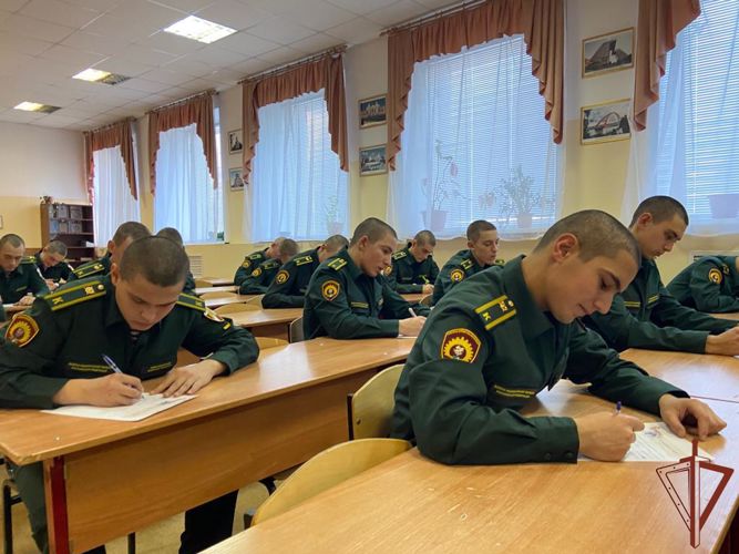 Курсанты Новосибирского военного института Росгвардии написали поздравительные письма своим мамам