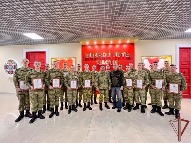 В Северо-Западном округе Росгвардии проводили в запас военнослужащих, выслуживших установленные сроки военной службы по призыву