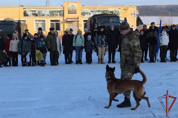 Росгвардейцы провели дни открытых дверей для воспитанников военно-патриотических клубов и школьников в Сибири  