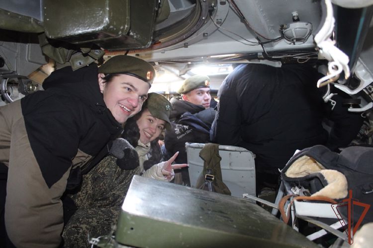 Росгвардейцы провели дни открытых дверей для воспитанников военно-патриотических клубов и школьников в Сибири  