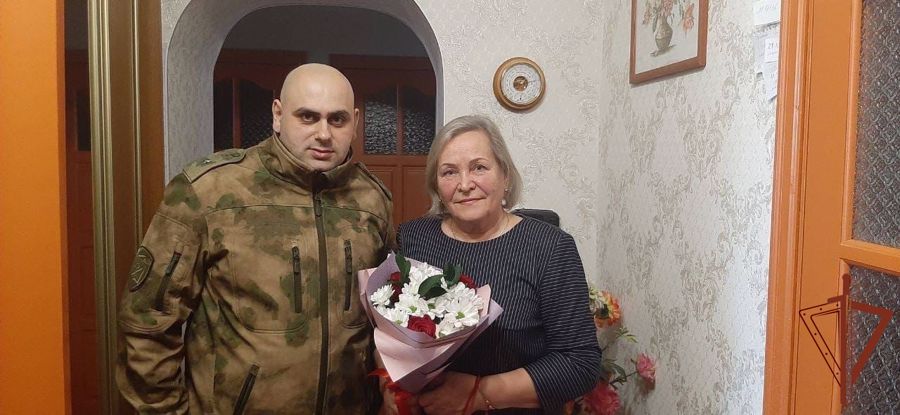 Росгвардейцы Северо-Западного в честь Дня матери навестили вдов и матерей, погибших сослуживцев