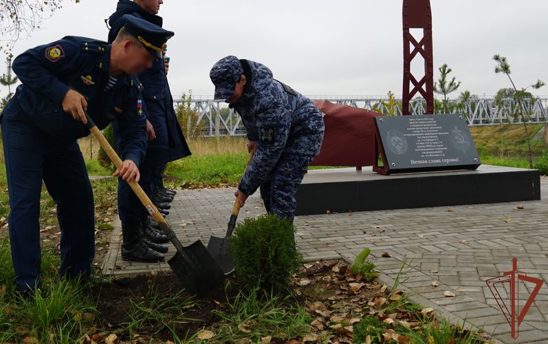 Росгвардейцы из Пскова поддержали акции «Зеленая Россия» и «Дерево Сталинграда»