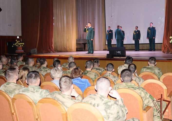 Ансамбль песни и пляски Уральского округа выступил перед мобилизованными уральцами (видео)