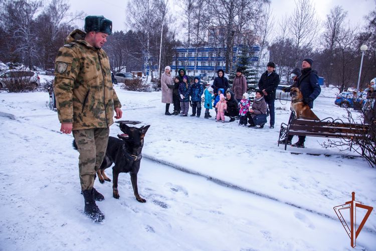 Томские росгвардейцы подарили праздник детям