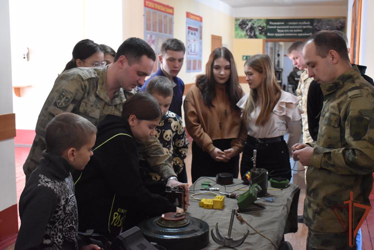 Росгвардейцы провели экскурсию для детей мобилизованных усольчан