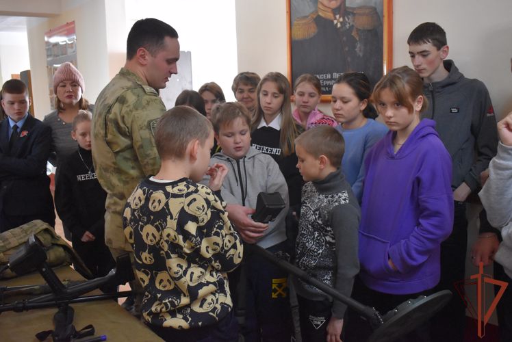 Росгвардейцы провели экскурсию для детей мобилизованных усольчан