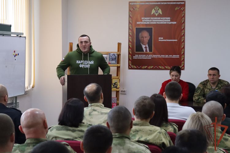 Чемпион мира по боксу Денис Лебедев встретился с росгвардейцами на Алтае