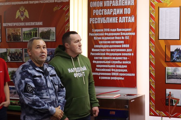 Чемпион мира по боксу Денис Лебедев встретился с росгвардейцами на Алтае